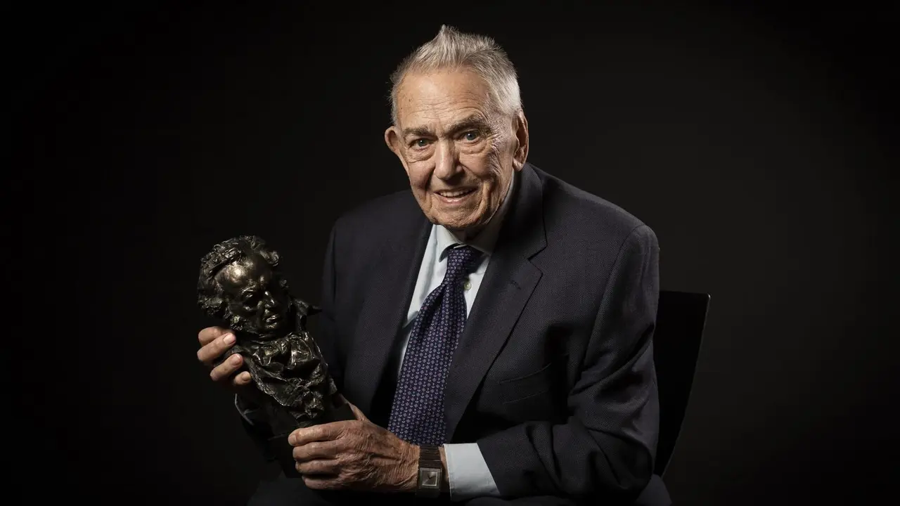 Juan Marin&eacute; posa con su Goya de Honor 2024.