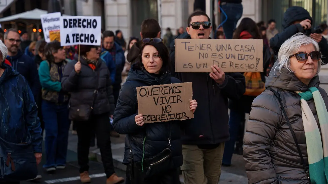 Cargar m&aacute;is
Varias personas durante una manifestaci&oacute;n por una vivienda digna.