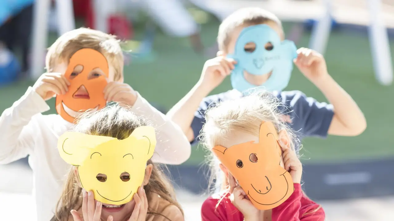 Ni&ntilde;os con m&aacute;scaras pintadas. Imagen de archivo.