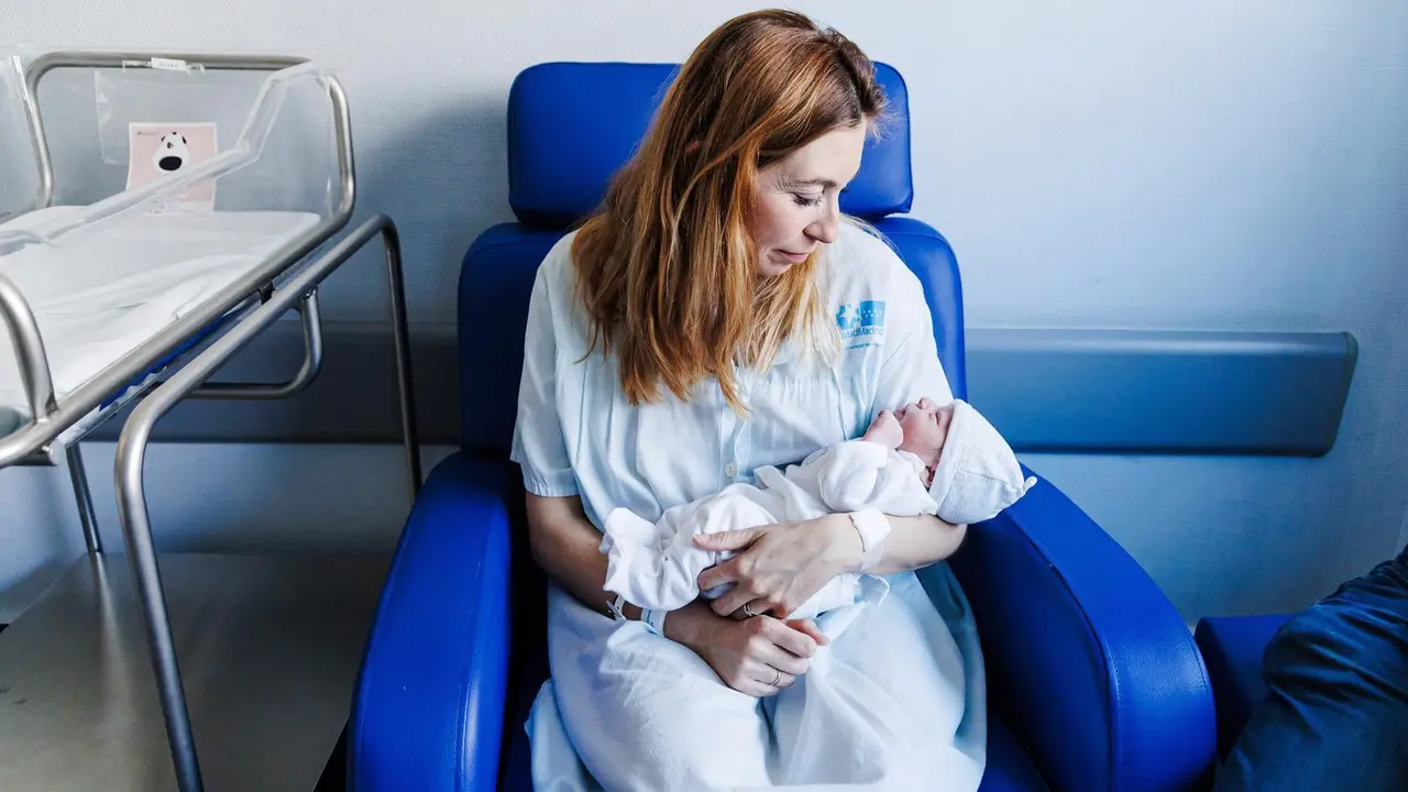 Una mujer con un bebe en Torrej&oacute;n de Ardoz. Nacimientos en foto de archivo.