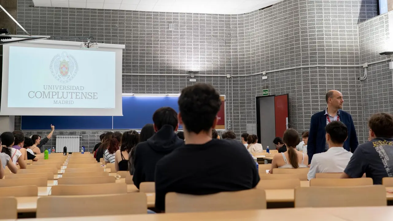 Estudiantes en un aula durante el inicio de un examen.