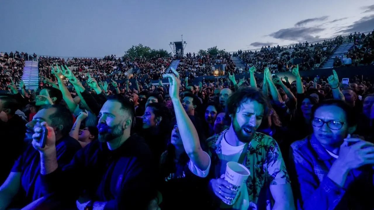 Cientos de espectadores durante una actuaci&oacute;n del grupo musical Queens of the Stone Age, en las Noches del Bot&aacute;nico, a 20 de junio de 2024.