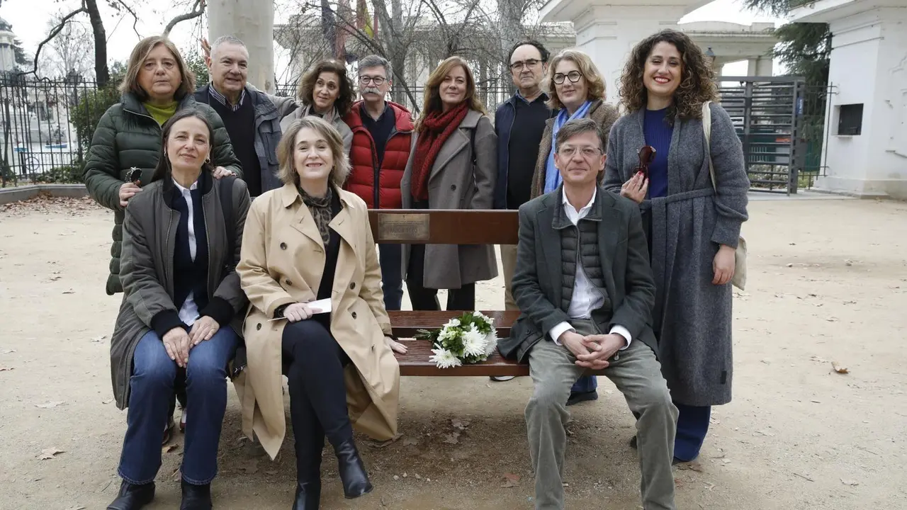 Madrid homenajea a personalidades de la cultura y la comunicaci&oacute;n fallecidas en 2023 con placas en bancos del parque del Retiro.