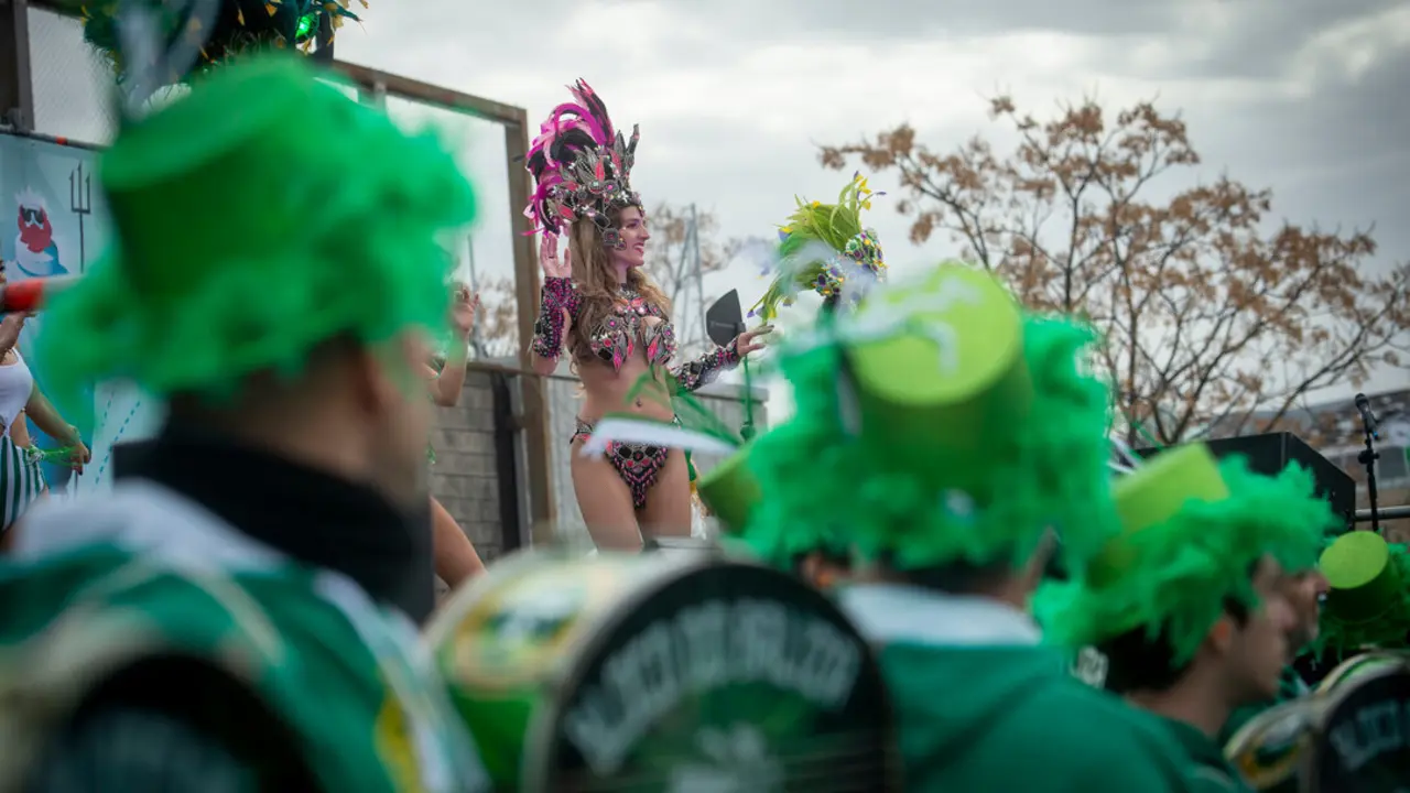 Desfile de Carnaval de Madrid R&iacute;o desde el Puente Perrault hacia la Explanada Negra en el Parque de Madrid R&iacute;o, a 18 de febrero de 2023. Imagen de archivo.