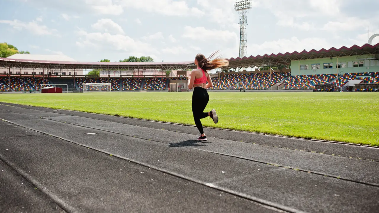 Mujer corriendo. Imagen de archivo.