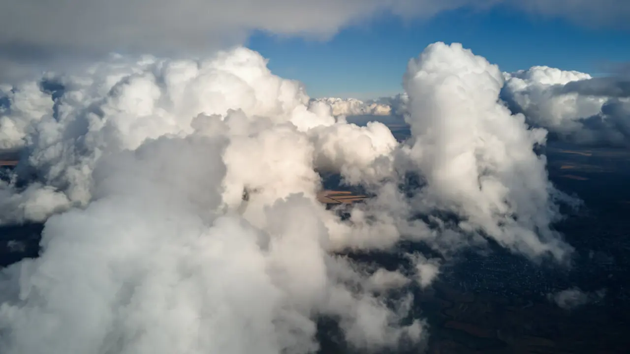 Nubes desde arriba. Imagen de archivo.