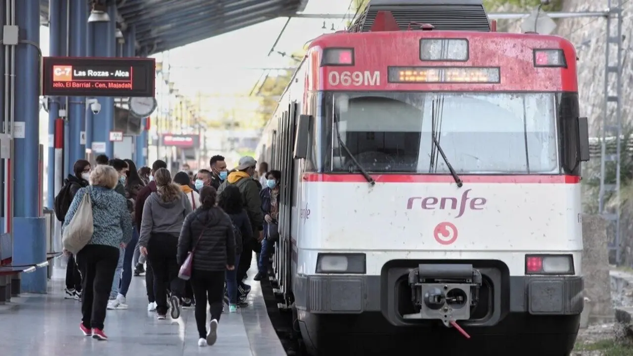 Varias personas entran en un tren de la Estaci&oacute;n de Tren Pr&iacute;ncipe P&iacute;o.