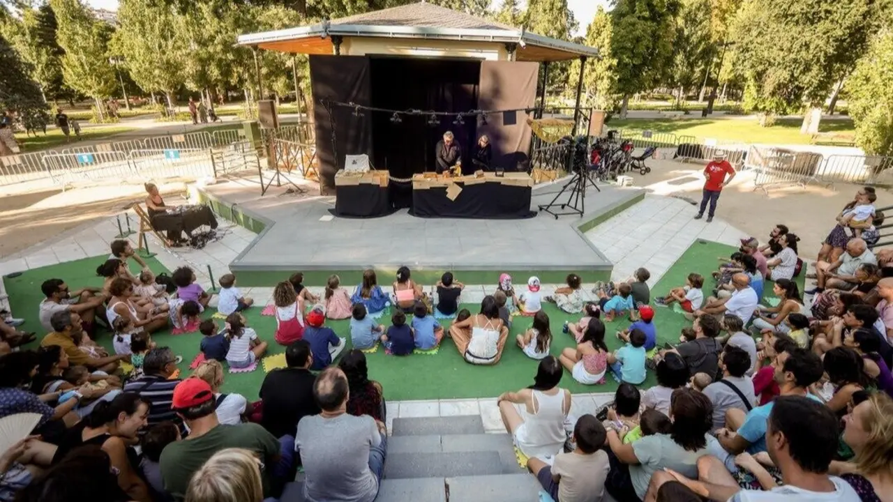 P&uacute;blico observa la representaci&oacute;n de la obra &lsquo;Alfredo, el coleccionista de mariposas&rsquo; en el Teatro de T&iacute;teres de El Retiro.