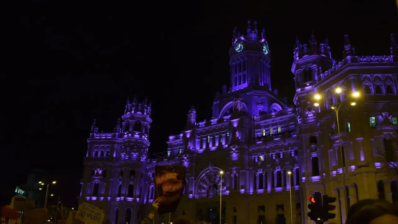 El Palacio de Cibeles iluminado de morado por el 8M. Imagen de Pilar Mesquida.
