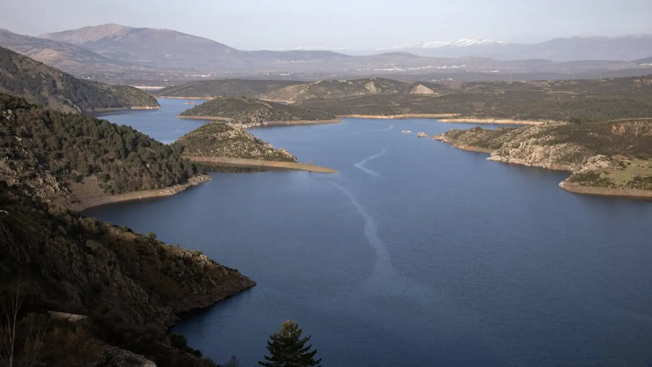 Embalse del Atazar desde el Mirador de El Atazar, a 19 de marzo de 2024, Madrid (Espa&ntilde;a). Imagen de archivo.