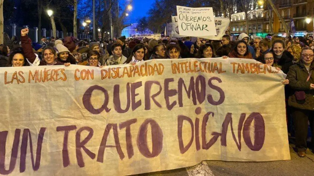 Pancarta de Plena Inclusi&oacute;n Madrid en la manifestaci&oacute;n del 8M, en Madrid.