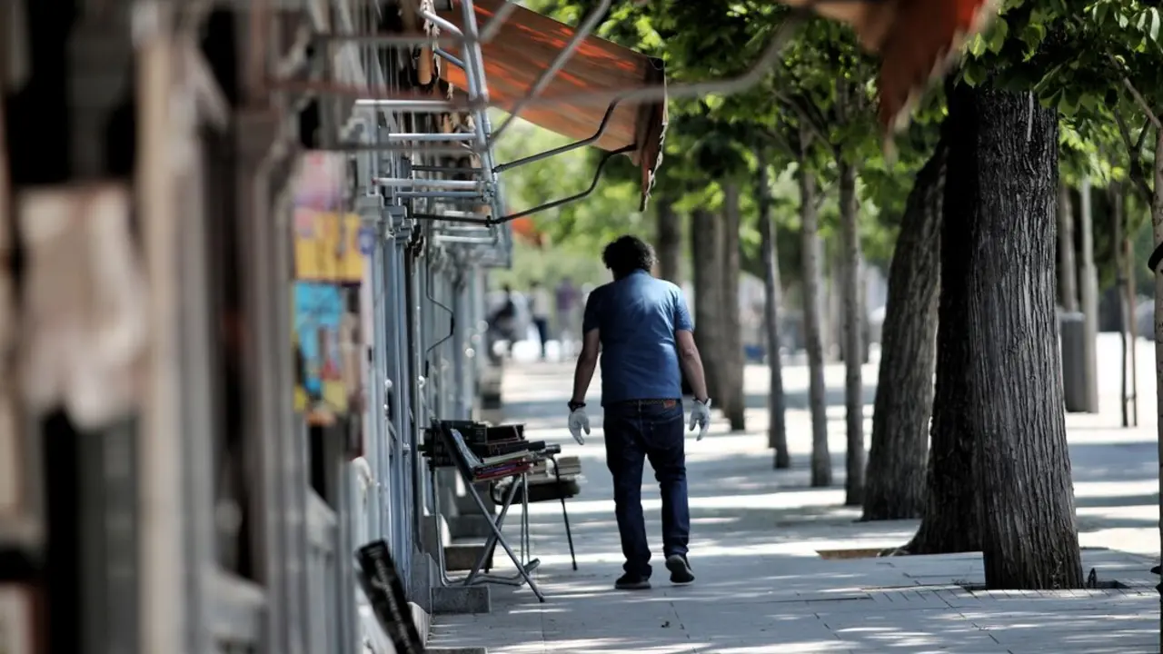 Un hombre pasea por los puestos en el Mercado de libros de la Cuesta Moyano. En Madrid (Espa&ntilde;a), a 22 de mayo de 2020.