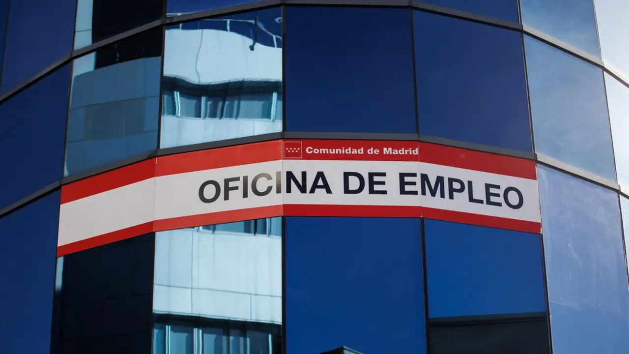 Fachada de una oficina de empleo. Imagen de archivo.