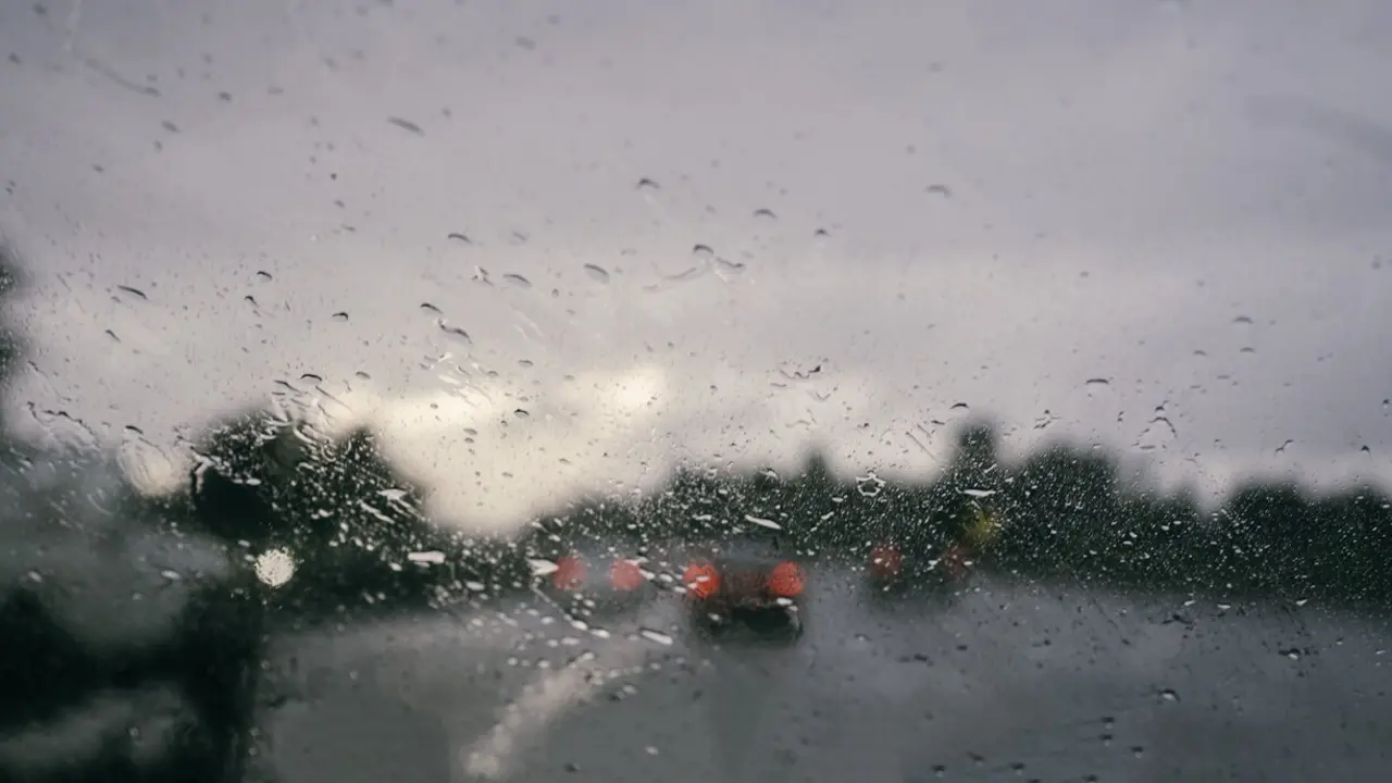 La lluvia vista desde un coche. Imagen de archivo.
