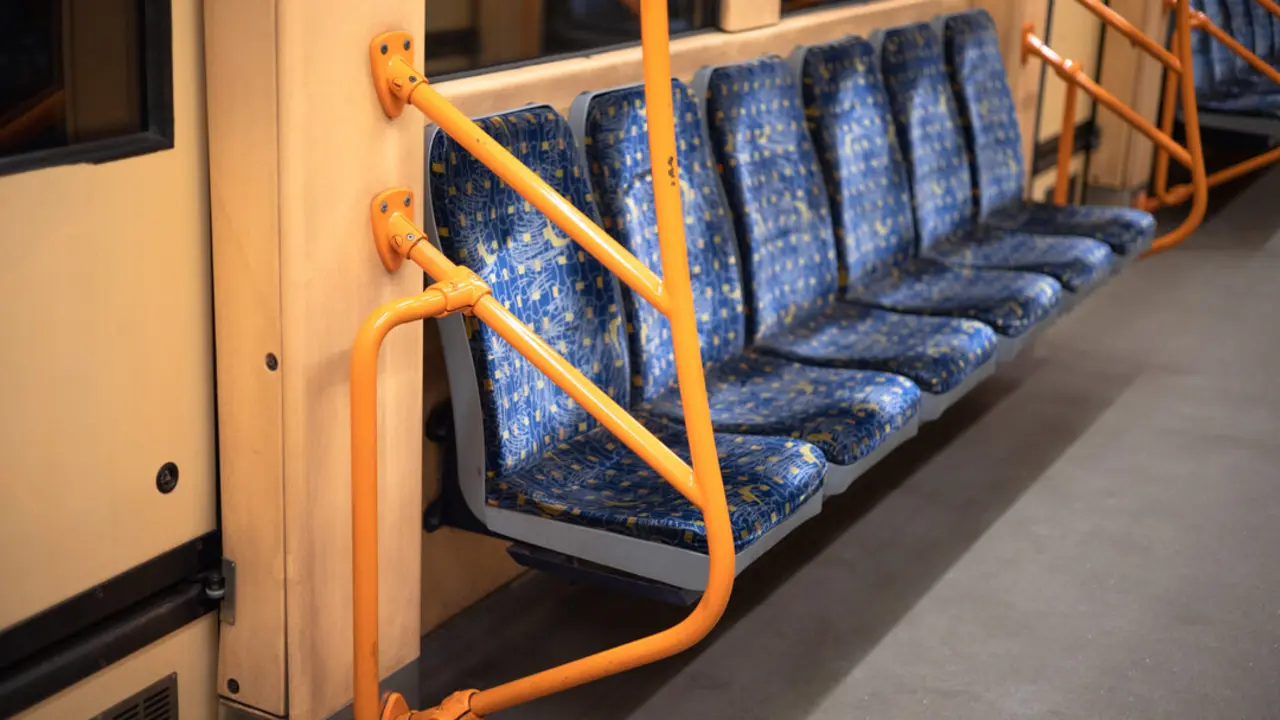 Asientos de metro vac&iacute;os. Imagen de archivo.