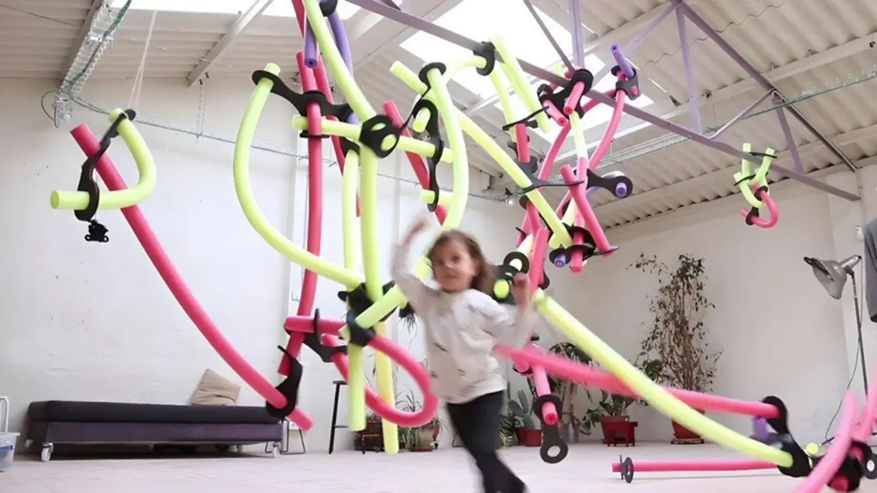 Una ni&ntilde;a disfrutando del 'Universo Criaturas', la nueva propuesta l&uacute;dica de Matadero.