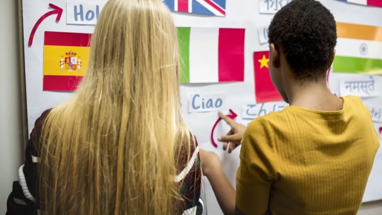 Dos chicas aprendiendo idiomas. Imagen de archivo.