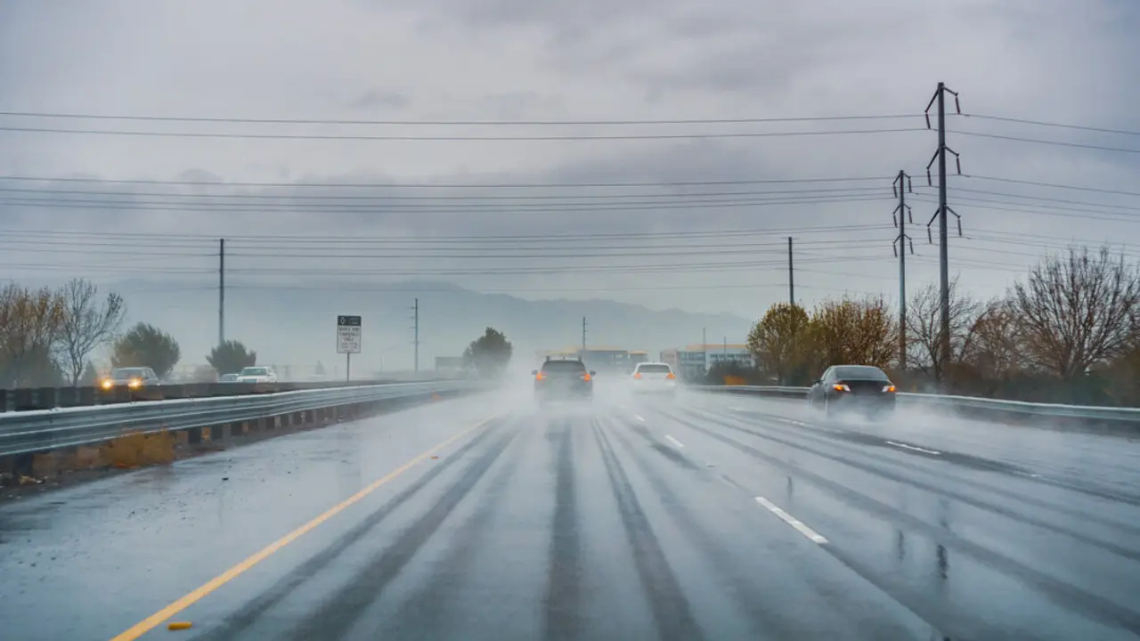 Un d&iacute;a de lluvia en una carretera. Imagen de archivo.