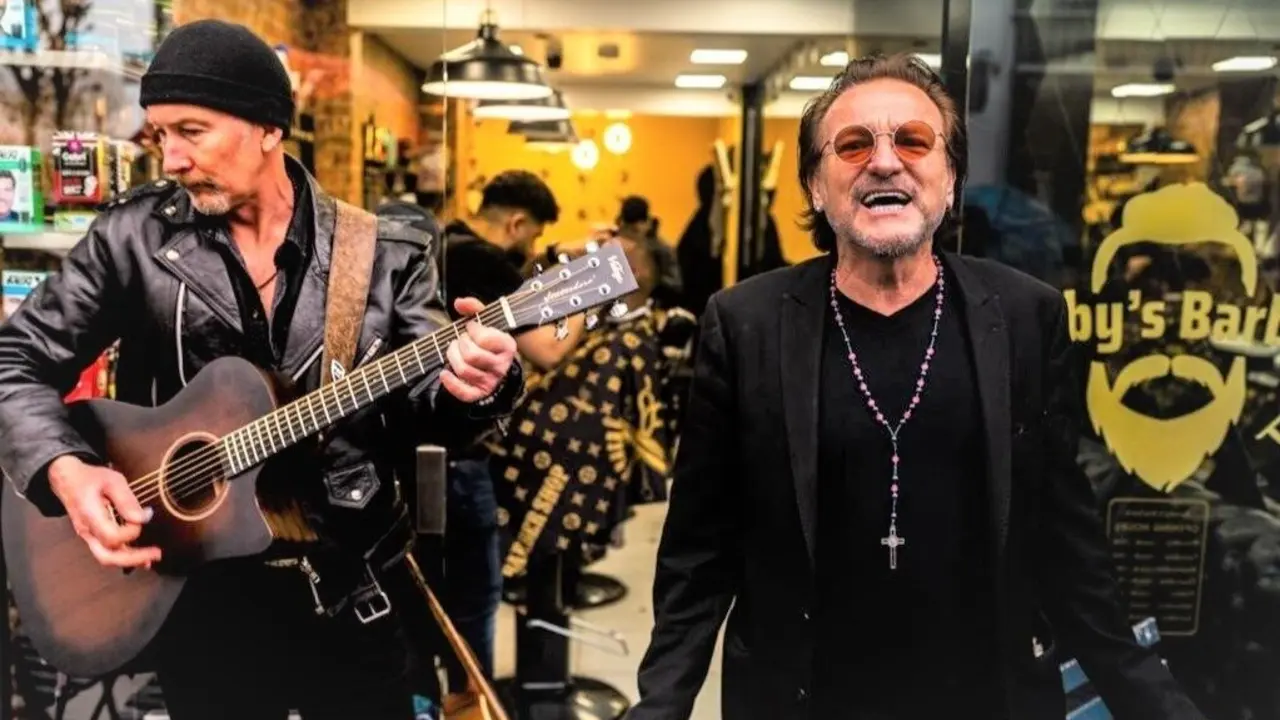 Los artistas tributo de Bono y The Edge de U2: Pavel Sfera y Steve Richards. Foto de Laurent Nivalle.