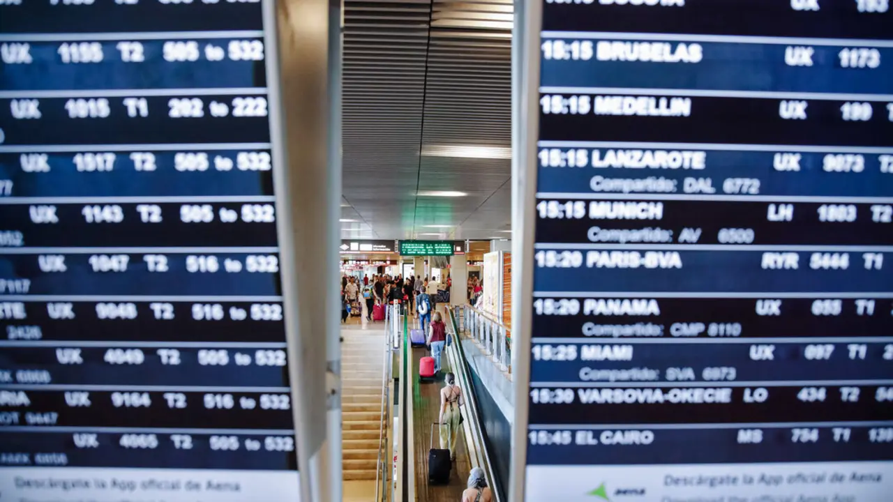 Vista de pasajeros y pantallas de se&ntilde;alizaci&oacute;n de los vuelos en la Terminal 1 del Aeropuerto Adolfo Su&aacute;rez Madrid Barajas.