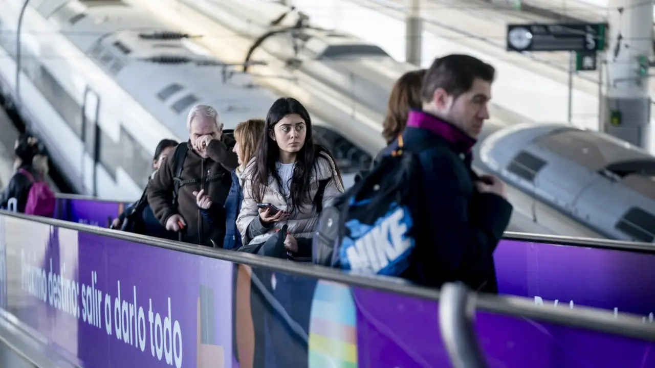 Varias personas suben unas escaleras mec&aacute;nicas de la estaci&oacute;n de Atocha-Almudena Grandes.