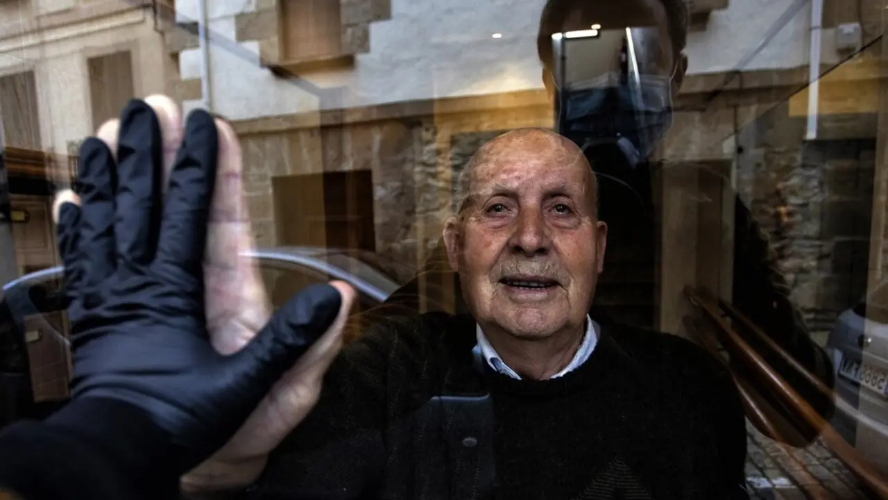 Cargar m&aacute;is
Archivo Covid. Unai Beroiz. Visita al abuelo del fot&oacute;grafo, Miguel, de 90 a&ntilde;os.