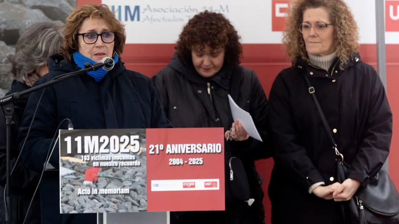 11-M, Montserrat Soler, la secretaria general de UGT de Madrid, Susana Huertas, y la secretaria general de CCOO de Madrid, Paloma Vega L&oacute;pez, durante un acto in memoriam y ofrenda floral, organizado por la Asociaci&oacute;n 1.