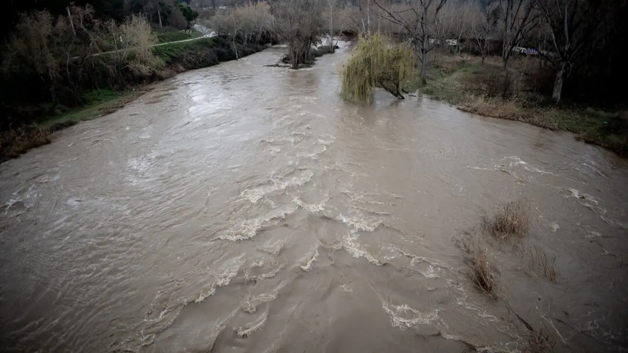 Vista de la crecida del caudal del r&iacute;o Henares, a 7 de marzo de 2025, en Alcal&aacute; de Henares, Madrid (Espa&ntilde;a).