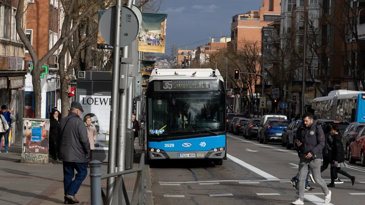 Un autob&uacute;s de la EMT el d&iacute;a que son gratuitos, a 8 de enero de 2025, en Madrid (Espa&ntilde;a).