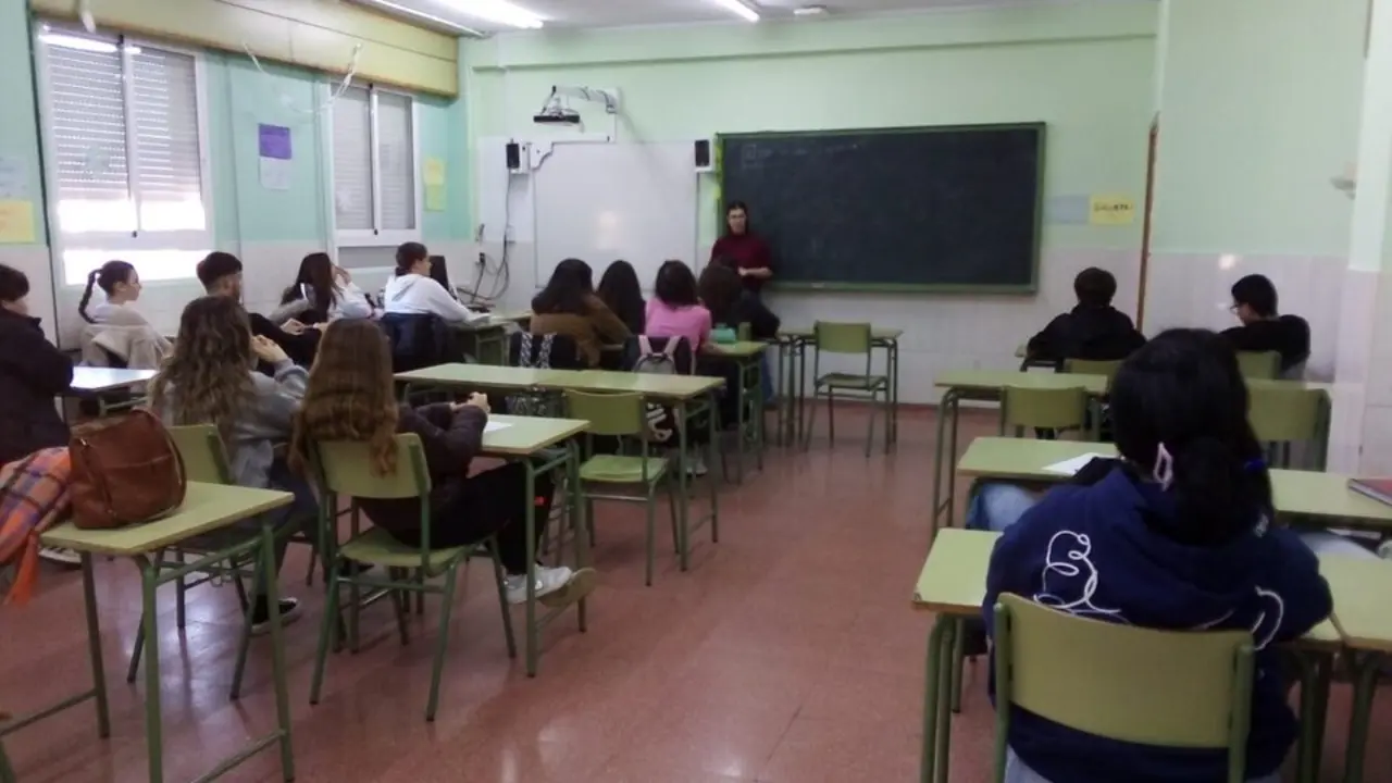Alumnos en un debate en un instituto de Coslada.