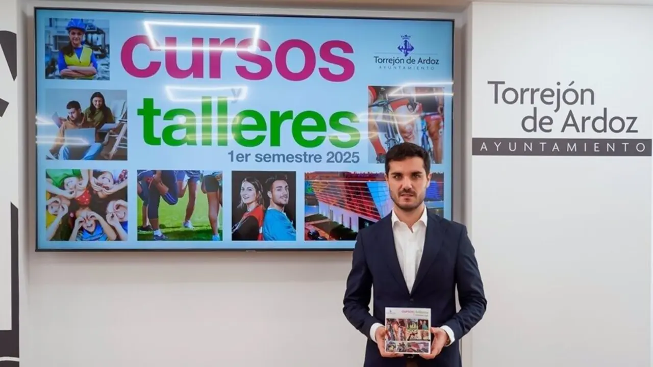 El alcalde, Alejandro Navarro, en el momento de la presentaci&oacute;n de la nueva oferta de cursos y talleres.