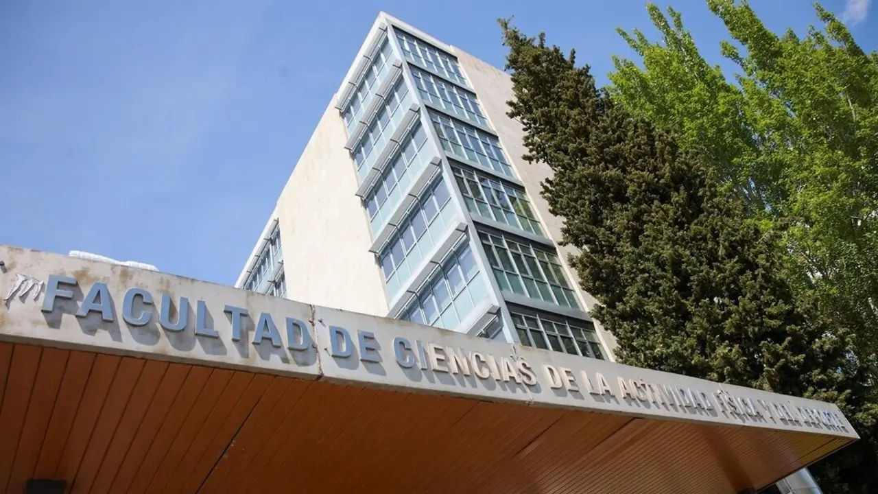 Fachada de la Facultad de la Actividad F&iacute;sica y el Deporte de la Universidad Polit&eacute;cnica de Madrid.