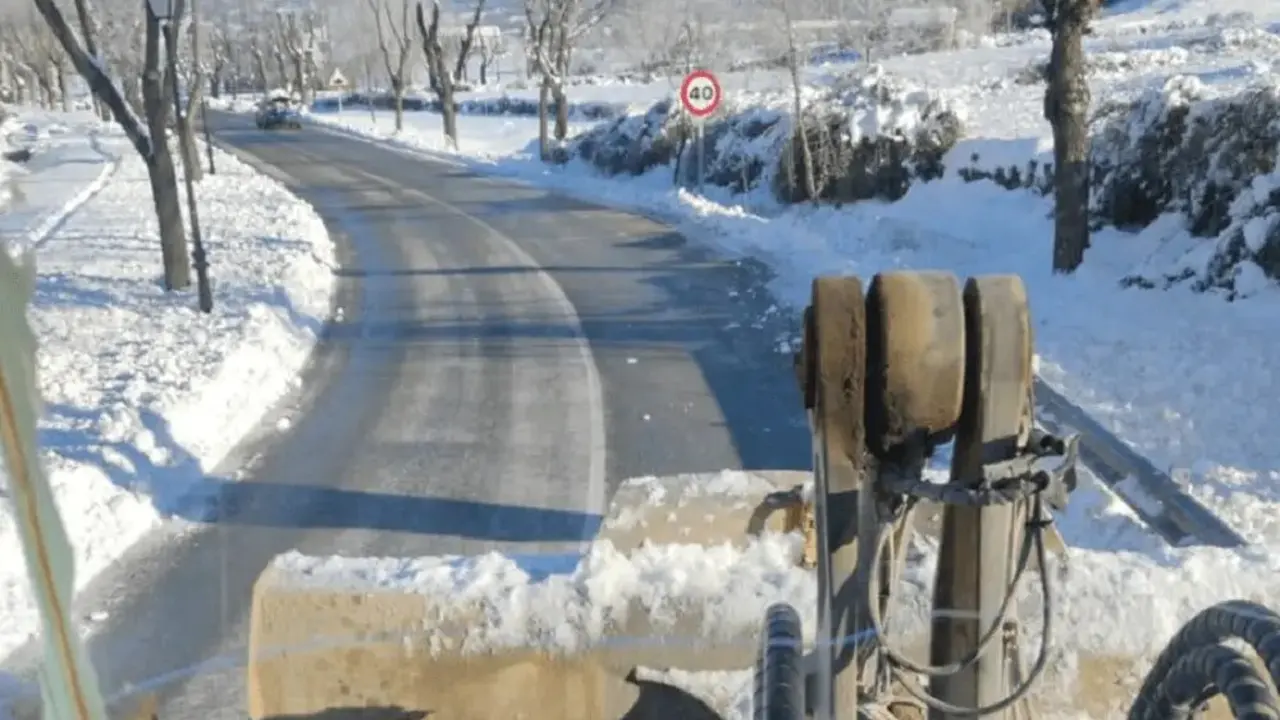 Un quitanieves en la calzada.