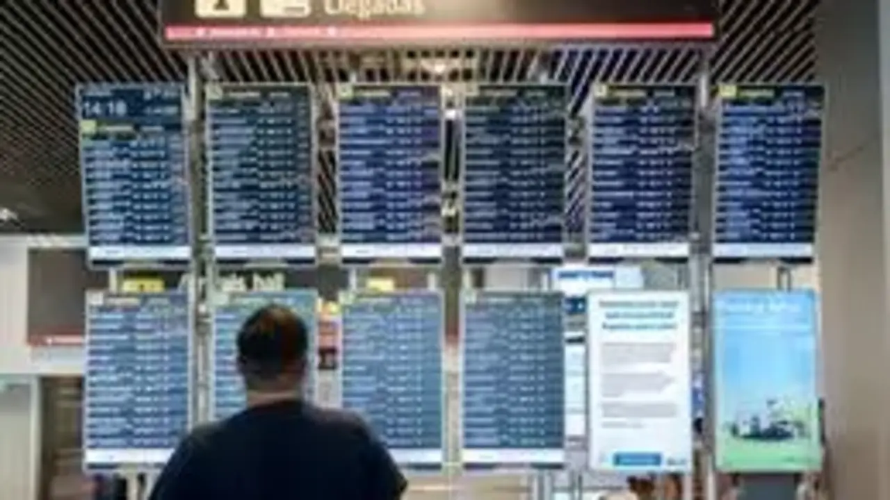Un hombre observa el panel de llegadas de vuelos en la terminal 1 del aeropuerto Adolfo Su&aacute;rez Madrid-Barajas