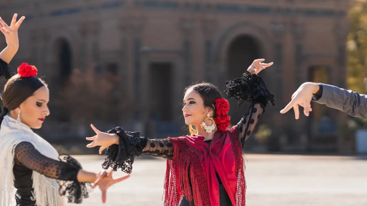Tres personas bailando flamenco.