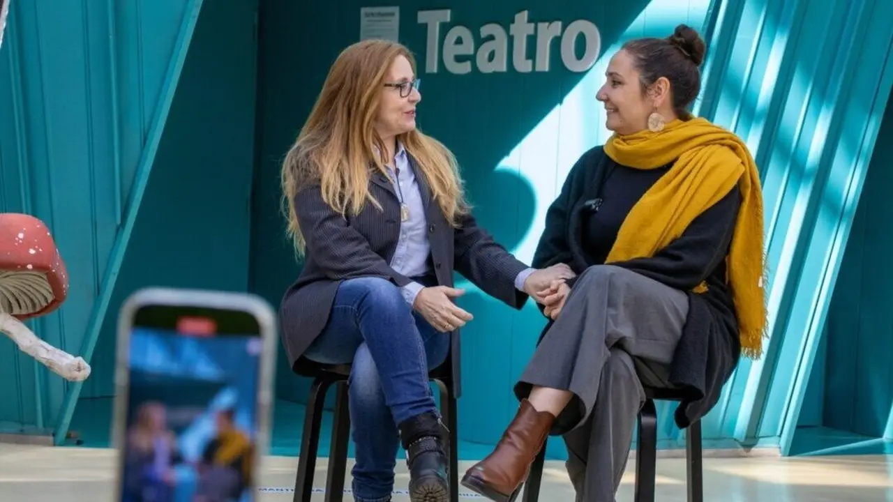 Carolina &Aacute;frica junto a la concejala en el 'Festival Emergencia' de Alcorc&oacute;n.