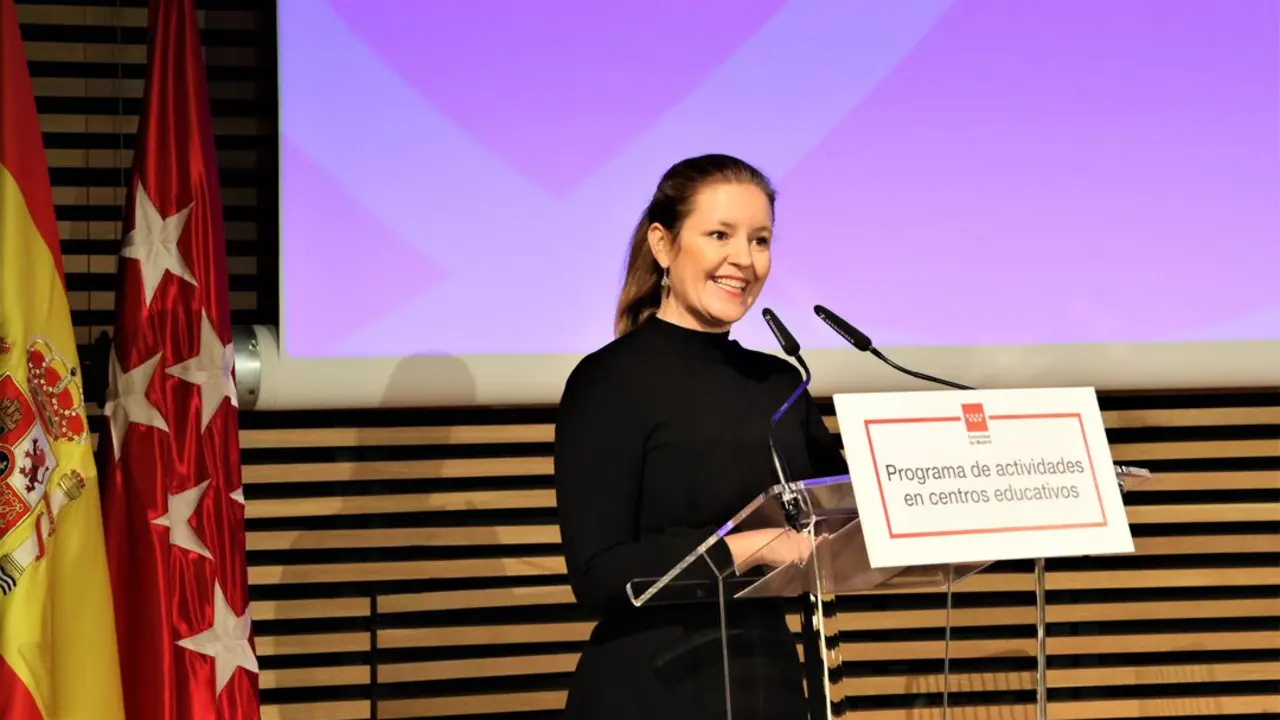 La consejera D&aacute;vila presentando el programa de actividades. Comunidad de Madrid.