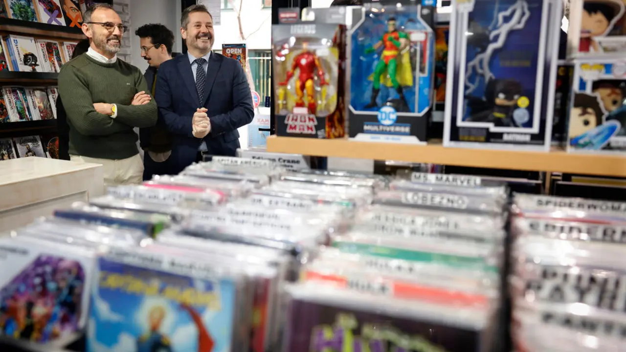 El consejero de Cultura, Turismo y Deporte, Mariano de Paco Serrano, en la tienda de comics Elektra.