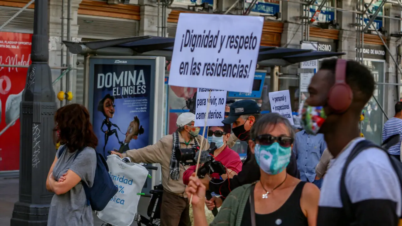 Componentes de Marea de Residencias sostienen pancartas durante una manifestaci&oacute;n. Imagen de archivo.