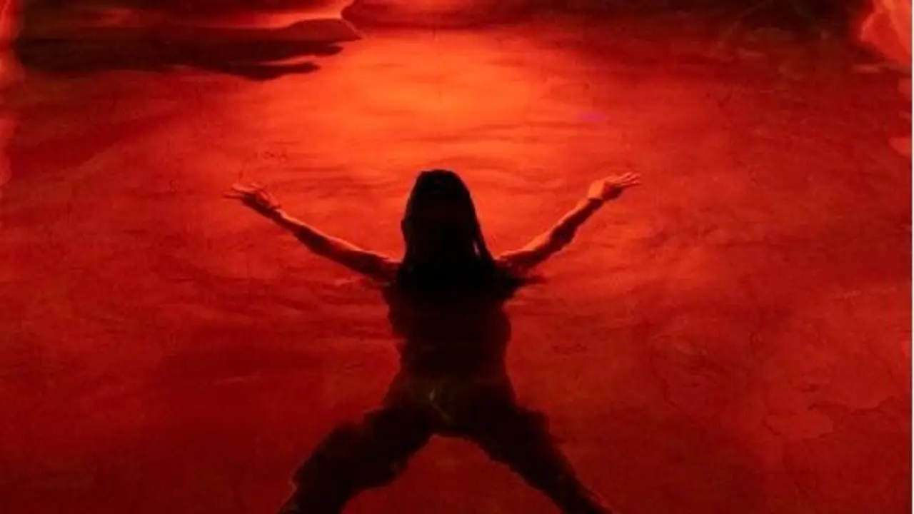 Mujer nadando en un mar rojo.