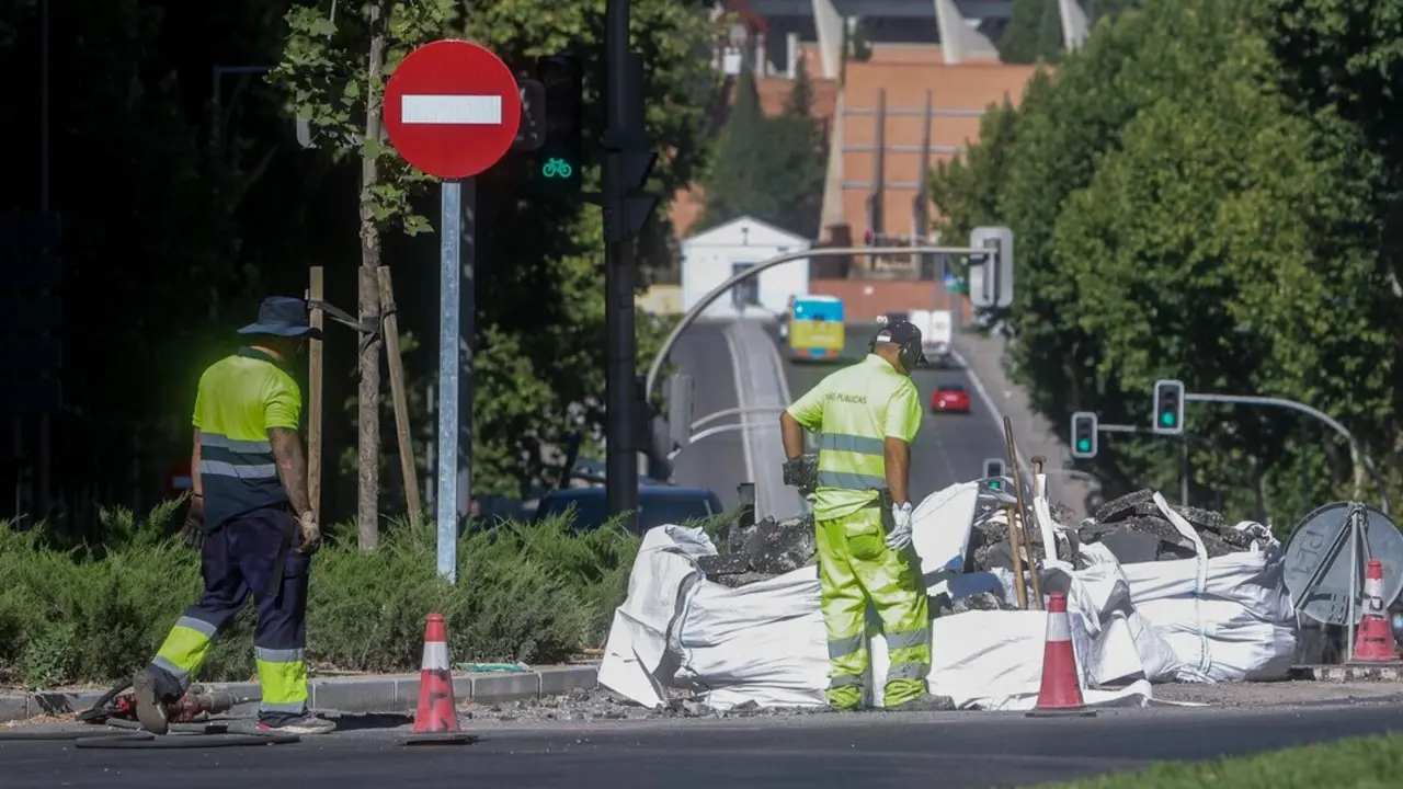 Dos trabajadores de la construcci&oacute;n, a 2 de agosto de 2023.