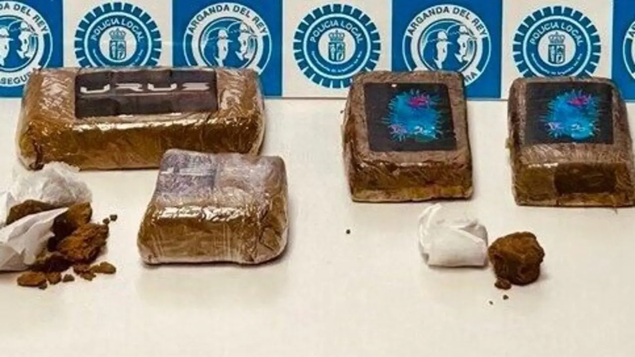 Objetos y hach&iacute;s incautados en la operaci&oacute;n.