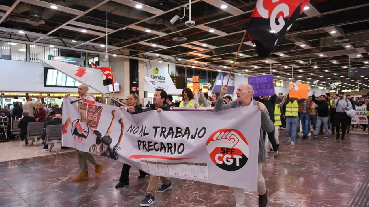 Varios trabajadores de Renfe y Adif durante una concentraci&oacute;n por la huelga estatal, en la Estaci&oacute; de Sants, a 17 de marzo de 2025, en Barcelona.