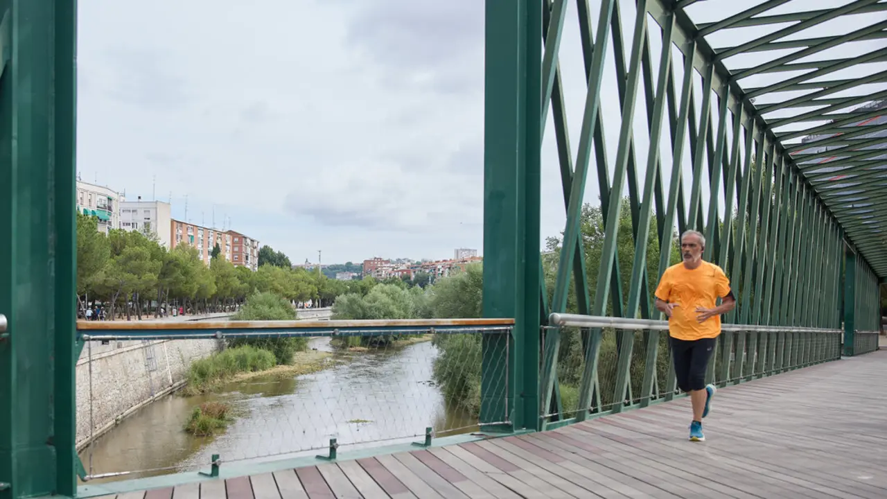 El r&iacute;o Manzanares entre el Puente Oblicuo y el Puente Andorra. Imagen de archivo.