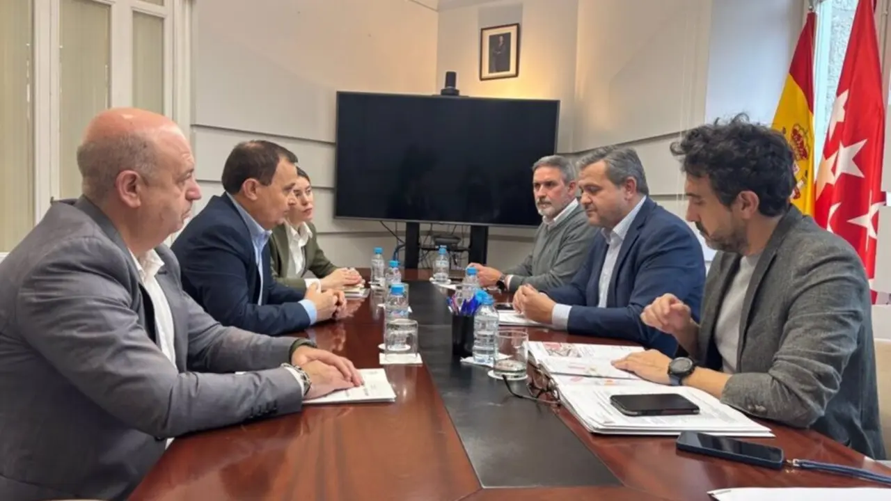 El alcalde de Coslada, &Aacute;ngel Viveros, mantiene una reuni&oacute;n con el consejero de Vivienda, Transportes e Infraestructuras, Jorge Rodrigo.