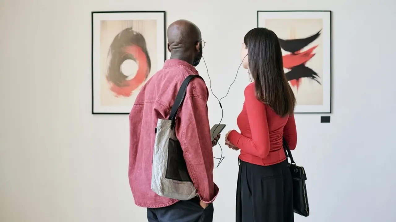 Dos personas en una exposici&oacute;n. Imagen de archivo.