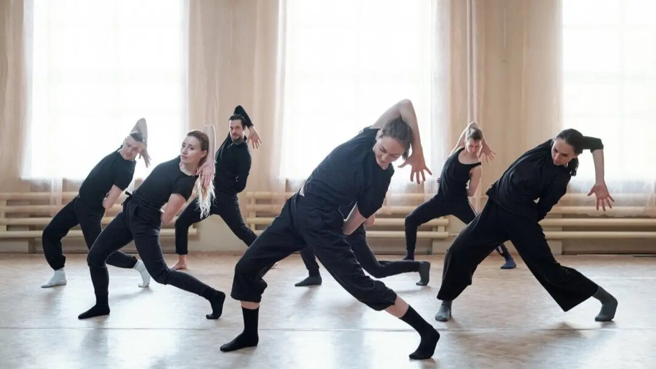 Ensayo de equipo de danza contempor&aacute;nea. Imagen de archivo.