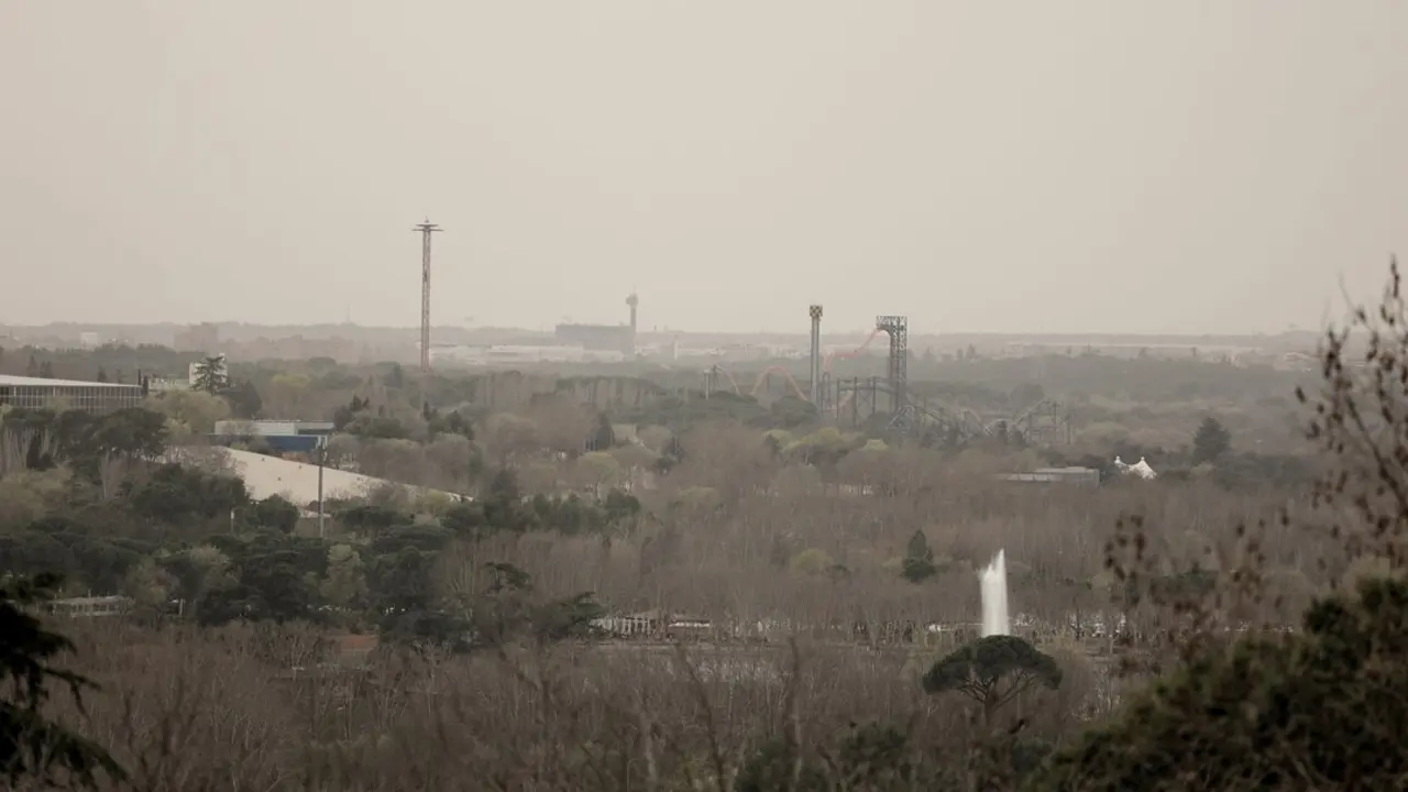 Vistas de Madrid desde el Templo Debod, durante el segundo d&iacute;a con presencia de polvo sahariano en la ciudad.
