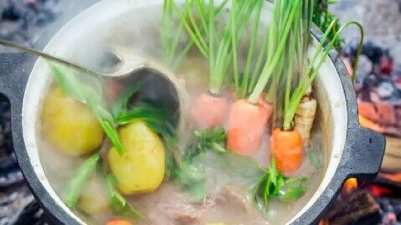 Olla con verduras. Imagen de archivo.