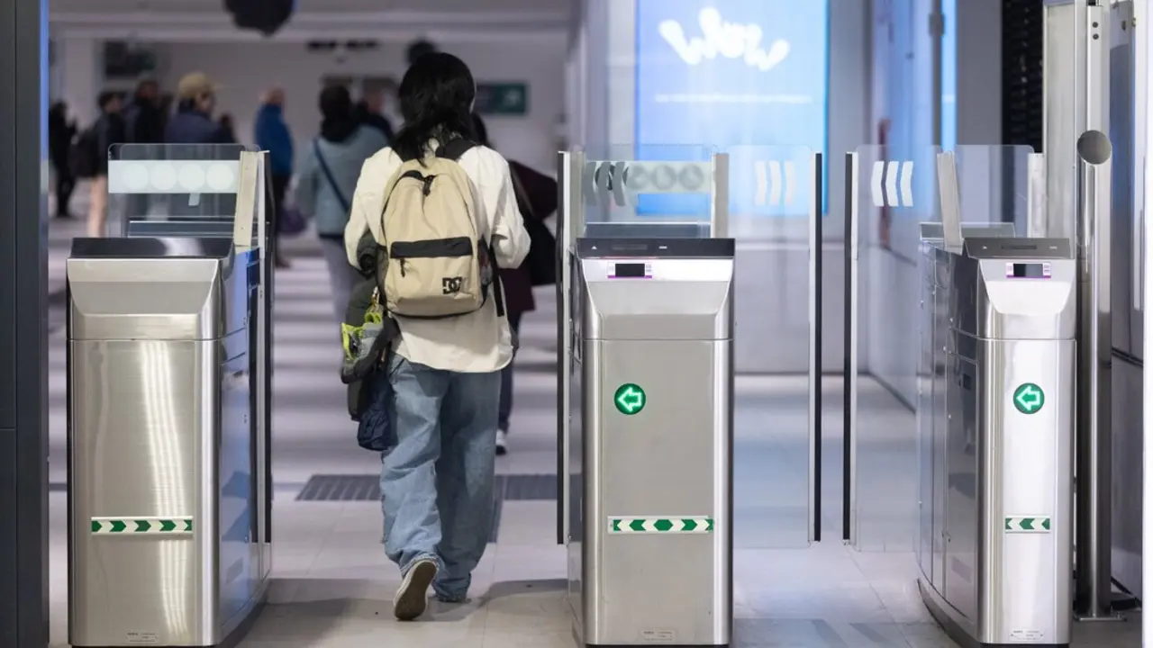 Una persona valida su billete en la estaci&oacute;n de Chamart&iacute;n, a 29 de enero de 2025, en Madrid (Espa&ntilde;a).